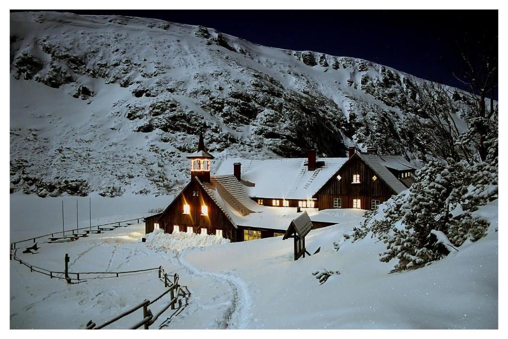 Schronisko Pttk Samotnia Ostello Karpacz Esterno foto